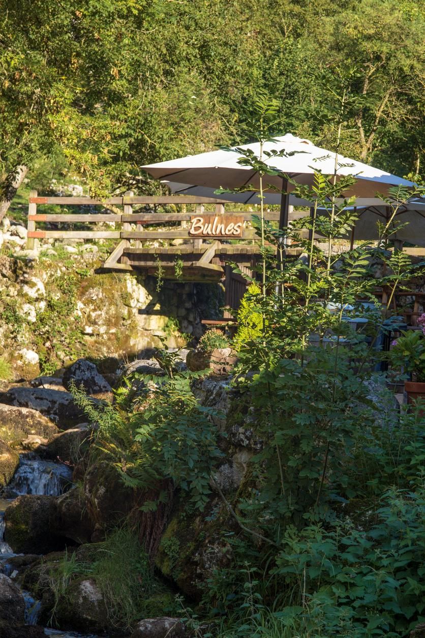 Puente de piedra con el nombre del pueblo